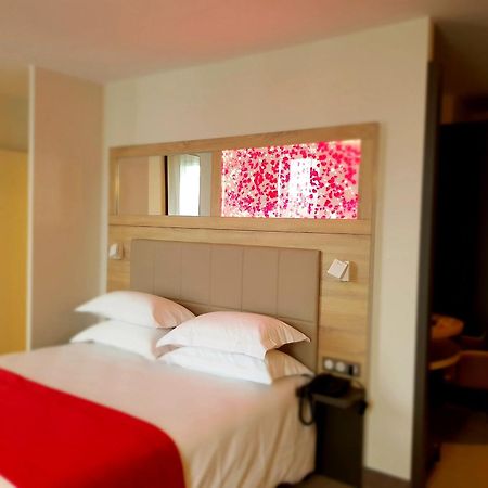 Brit Hotel De Grignan Vichy Bagian luar foto
