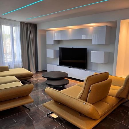 Brit Hotel De Grignan Vichy Bagian luar foto