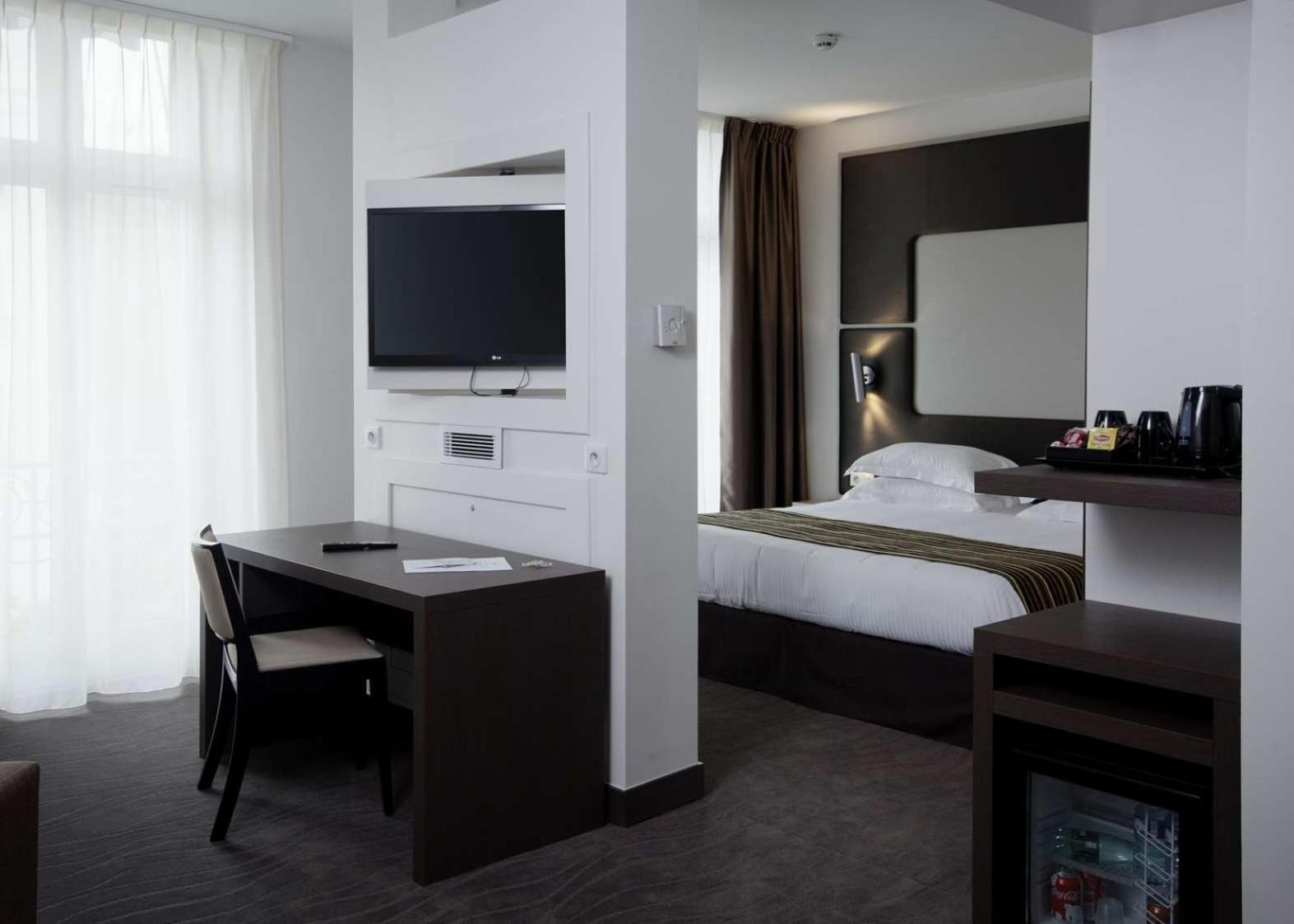 Brit Hotel De Grignan Vichy Bagian luar foto