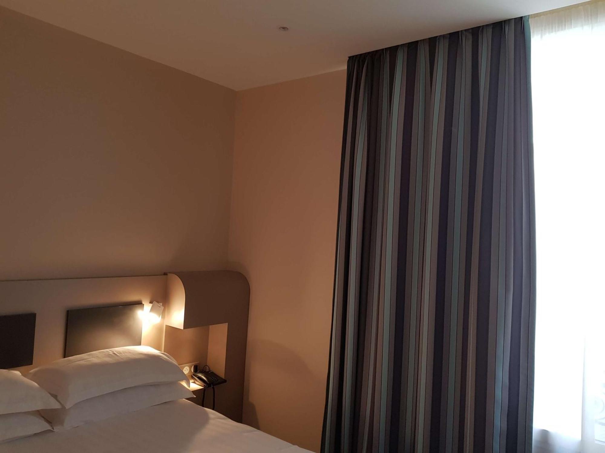 Brit Hotel De Grignan Vichy Bagian luar foto