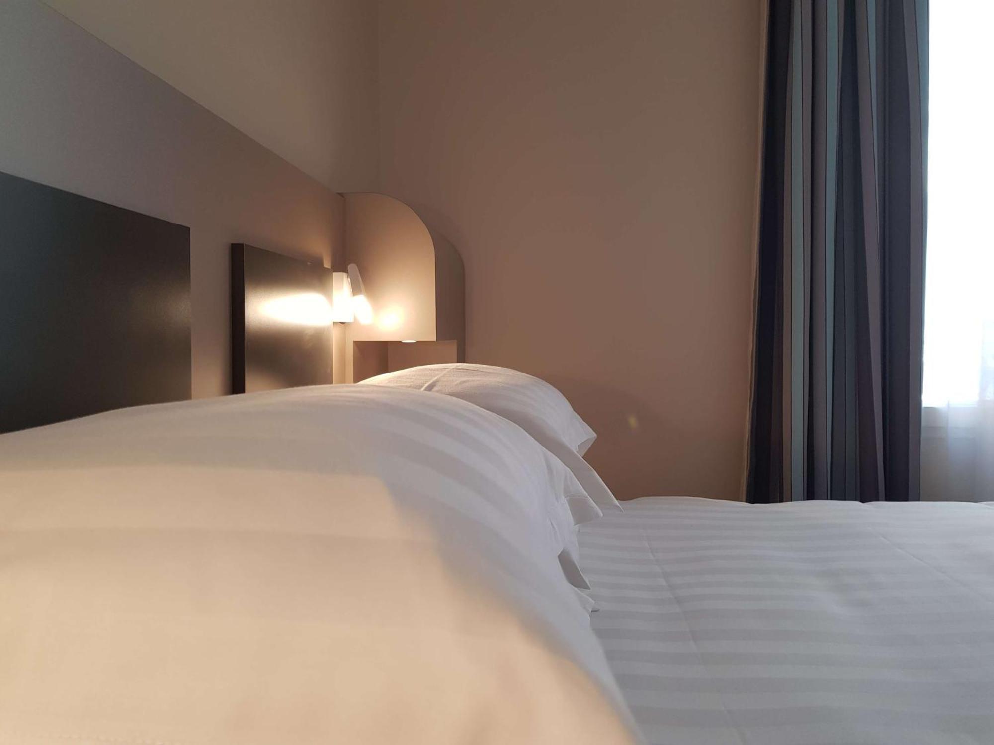 Brit Hotel De Grignan Vichy Bagian luar foto