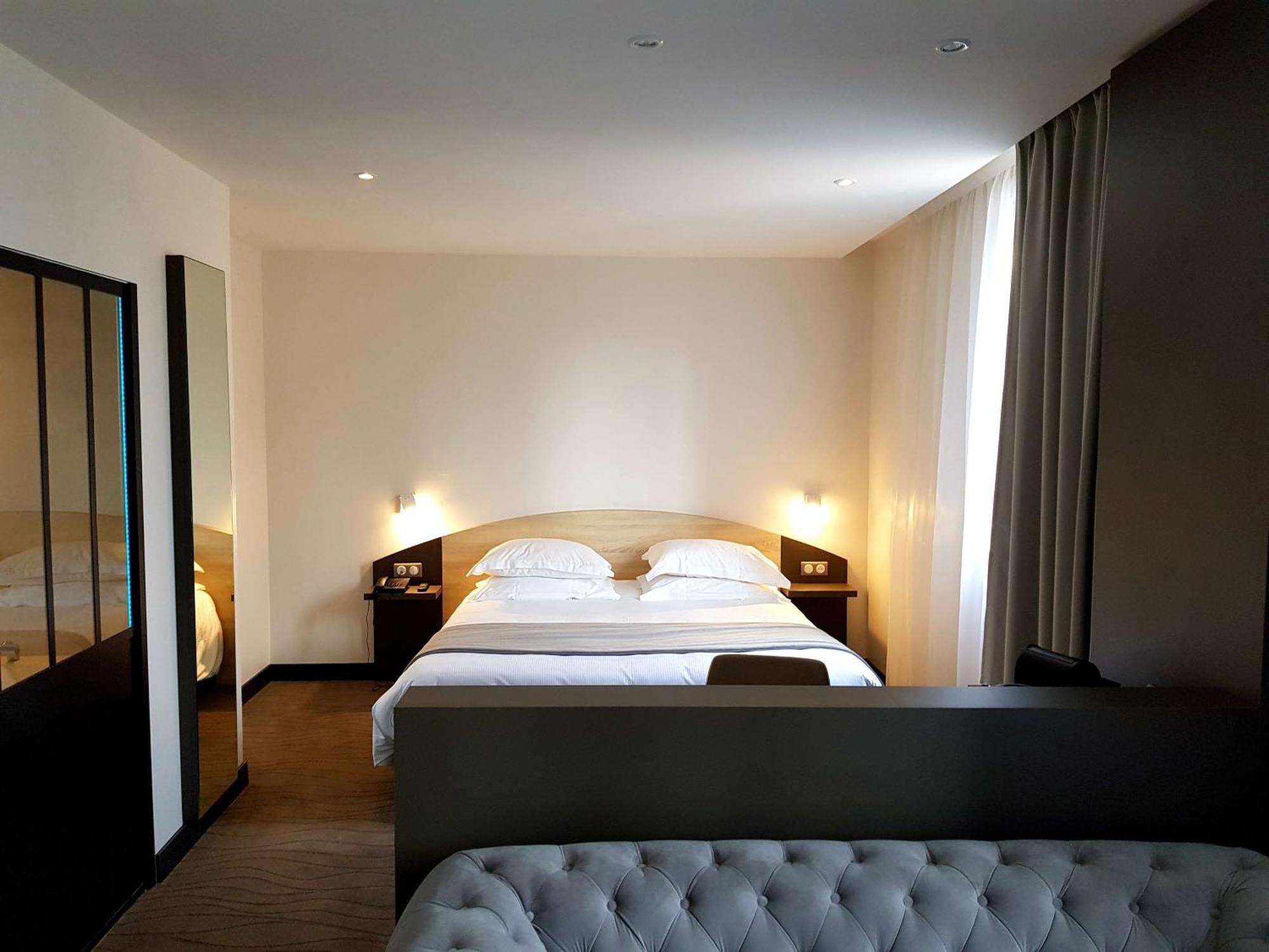 Brit Hotel De Grignan Vichy Bagian luar foto