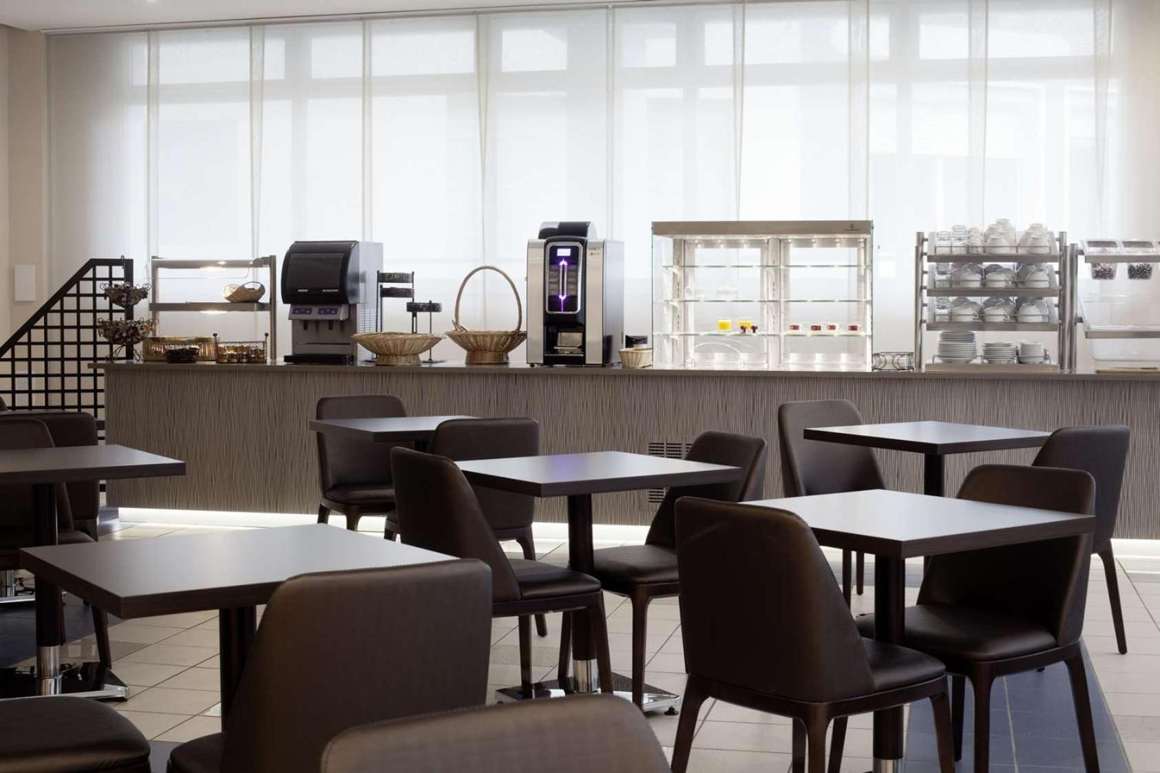 Brit Hotel De Grignan Vichy Bagian luar foto