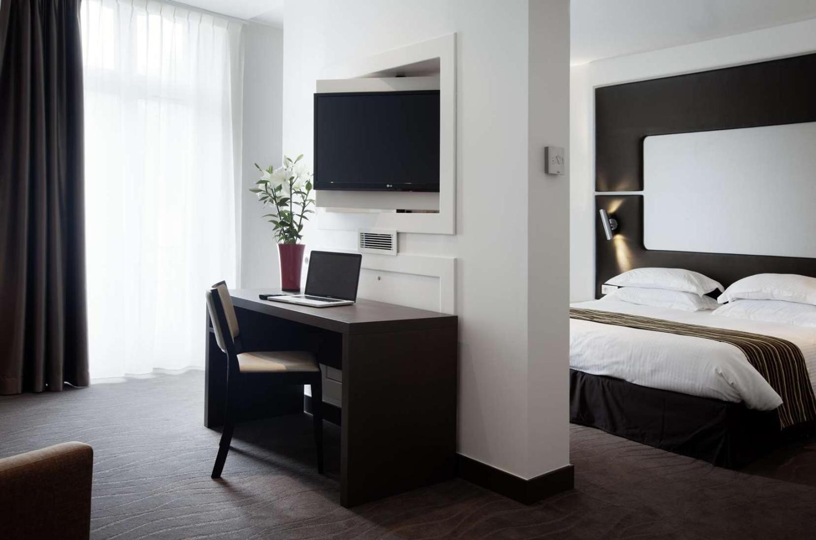 Brit Hotel De Grignan Vichy Bagian luar foto