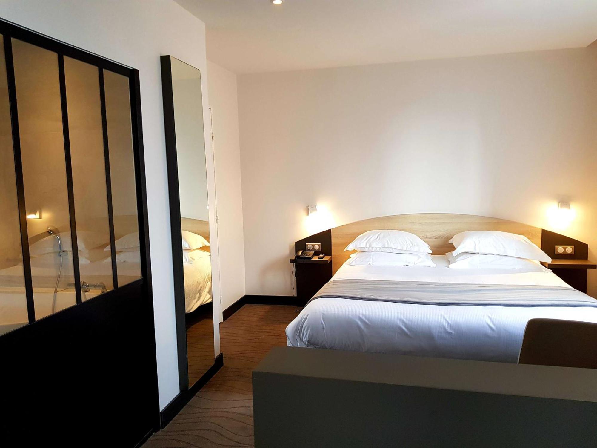 Brit Hotel De Grignan Vichy Bagian luar foto