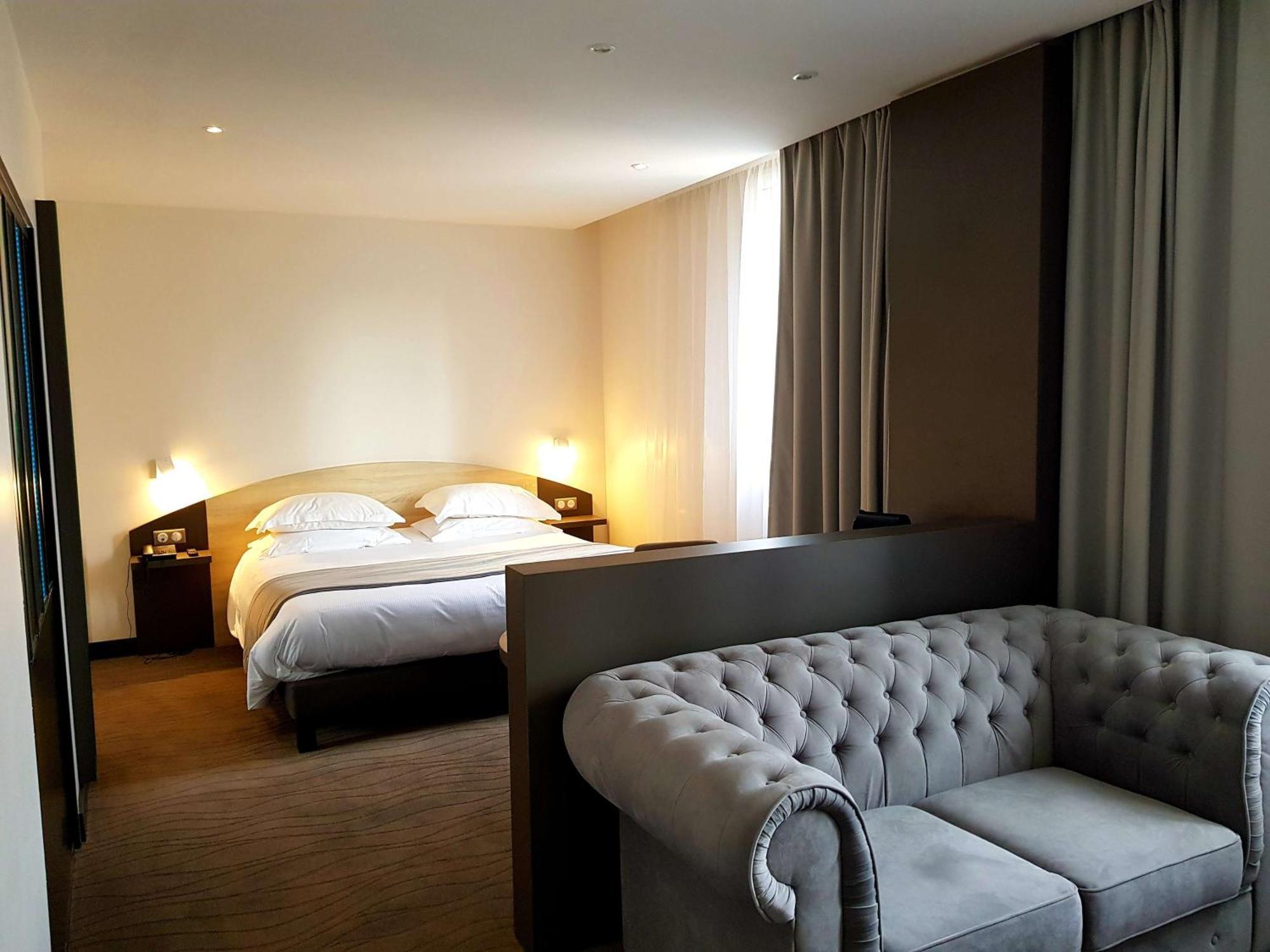 Brit Hotel De Grignan Vichy Bagian luar foto