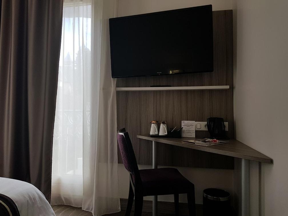 Brit Hotel De Grignan Vichy Bagian luar foto