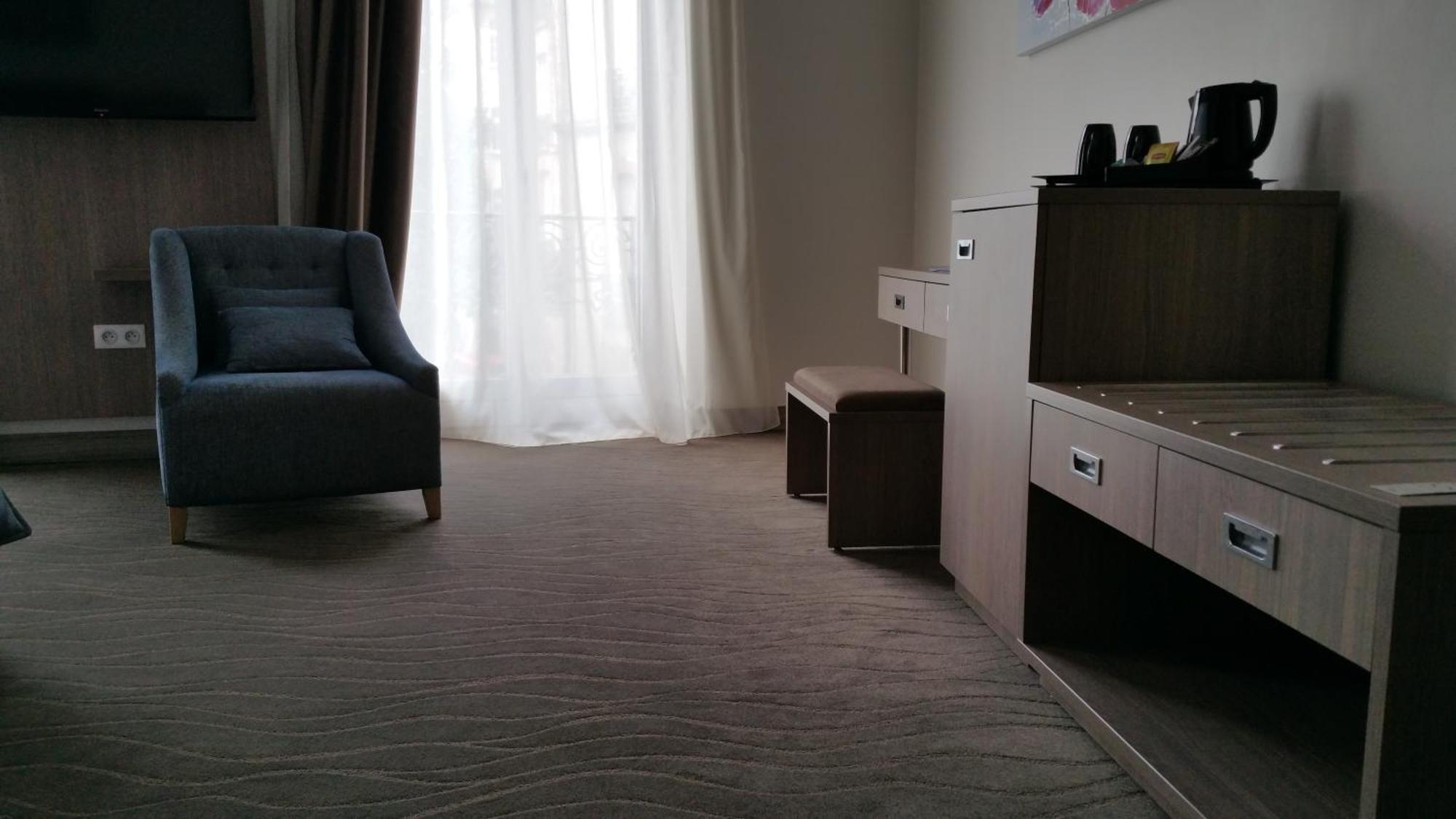 Brit Hotel De Grignan Vichy Bagian luar foto