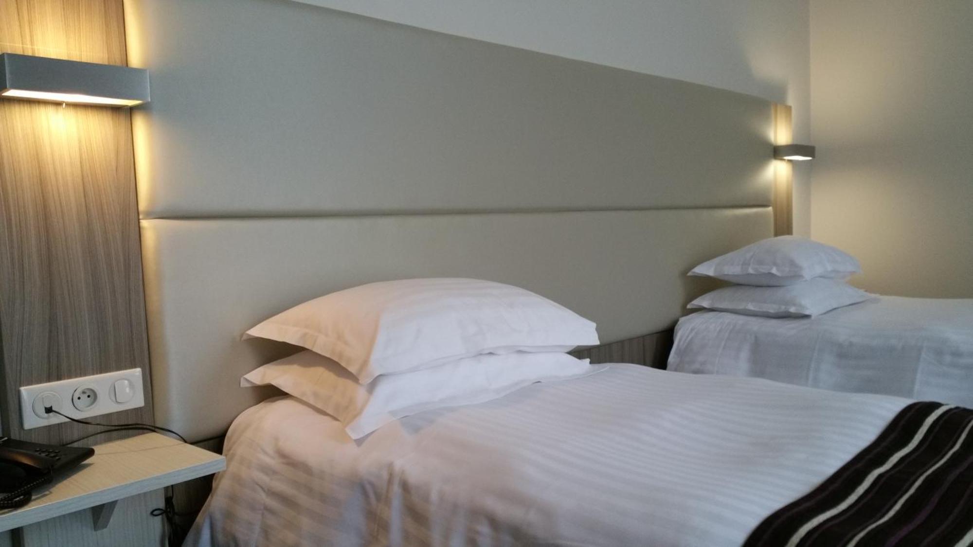 Brit Hotel De Grignan Vichy Bagian luar foto