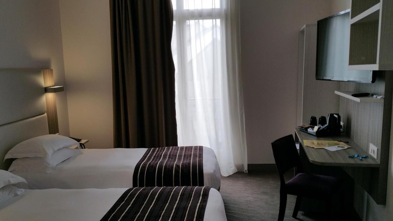 Brit Hotel De Grignan Vichy Bagian luar foto