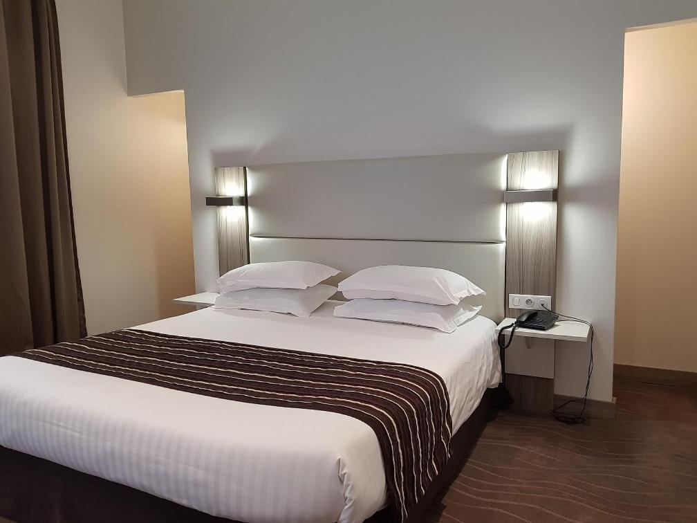 Brit Hotel De Grignan Vichy Bagian luar foto