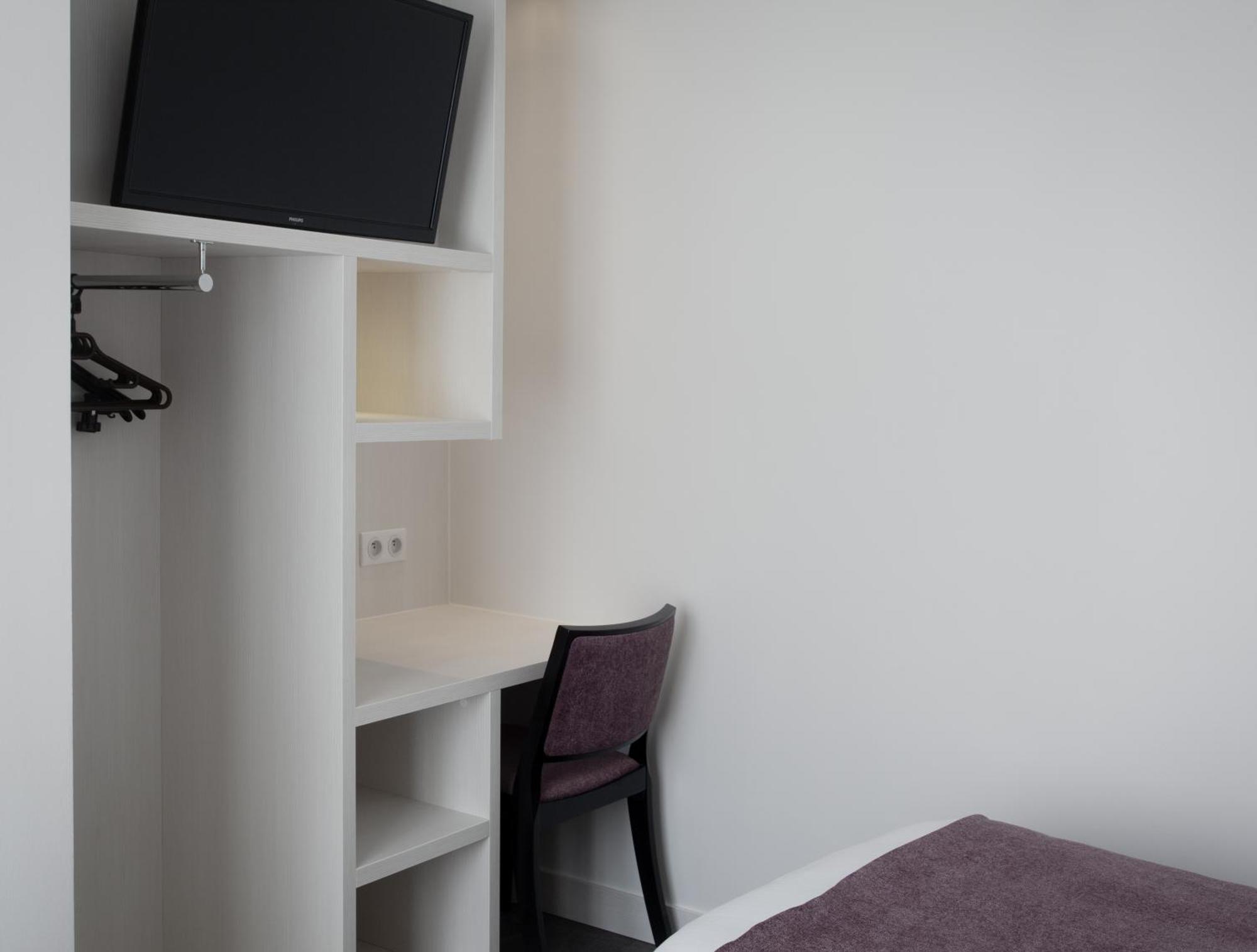 Brit Hotel De Grignan Vichy Bagian luar foto
