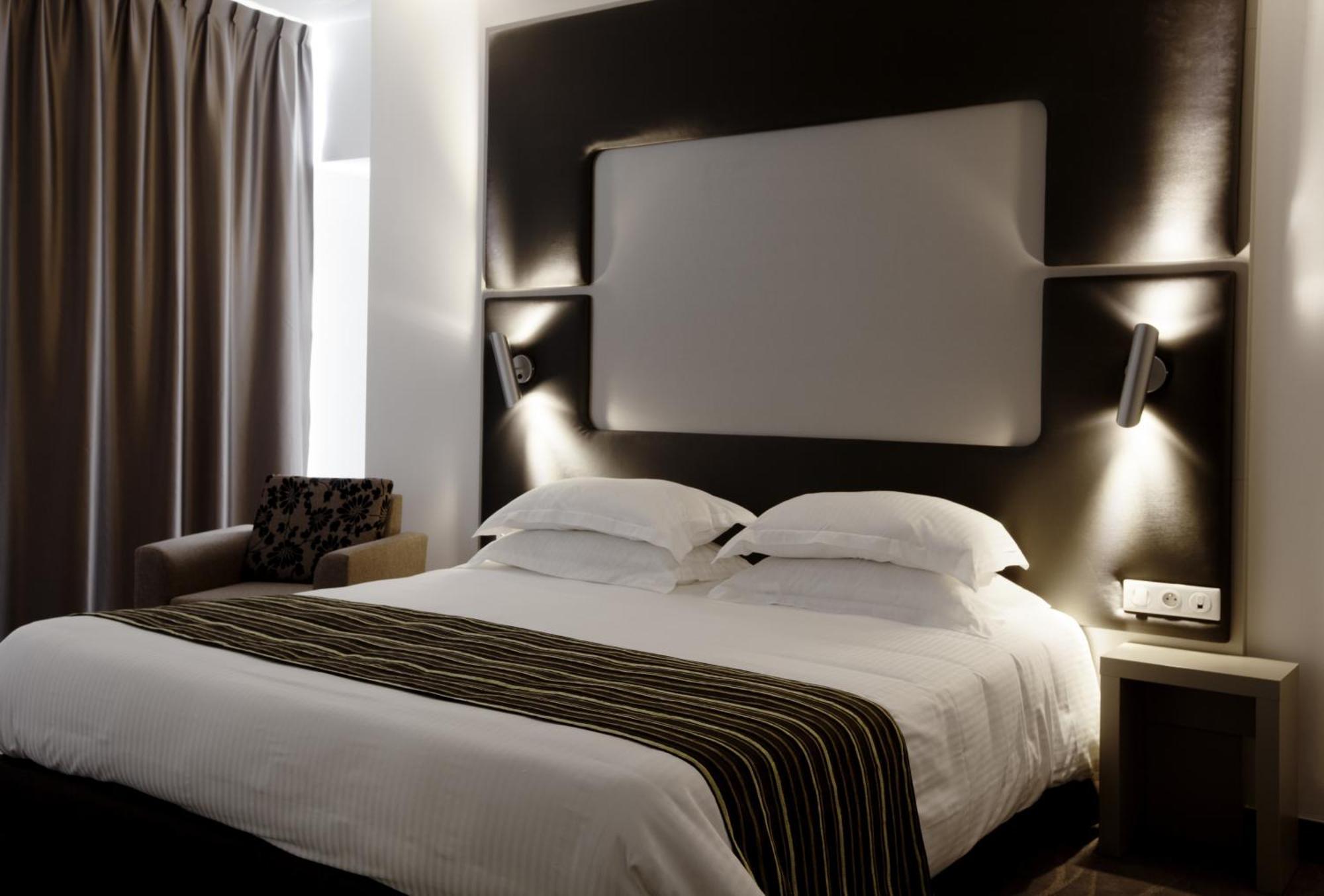 Brit Hotel De Grignan Vichy Bagian luar foto