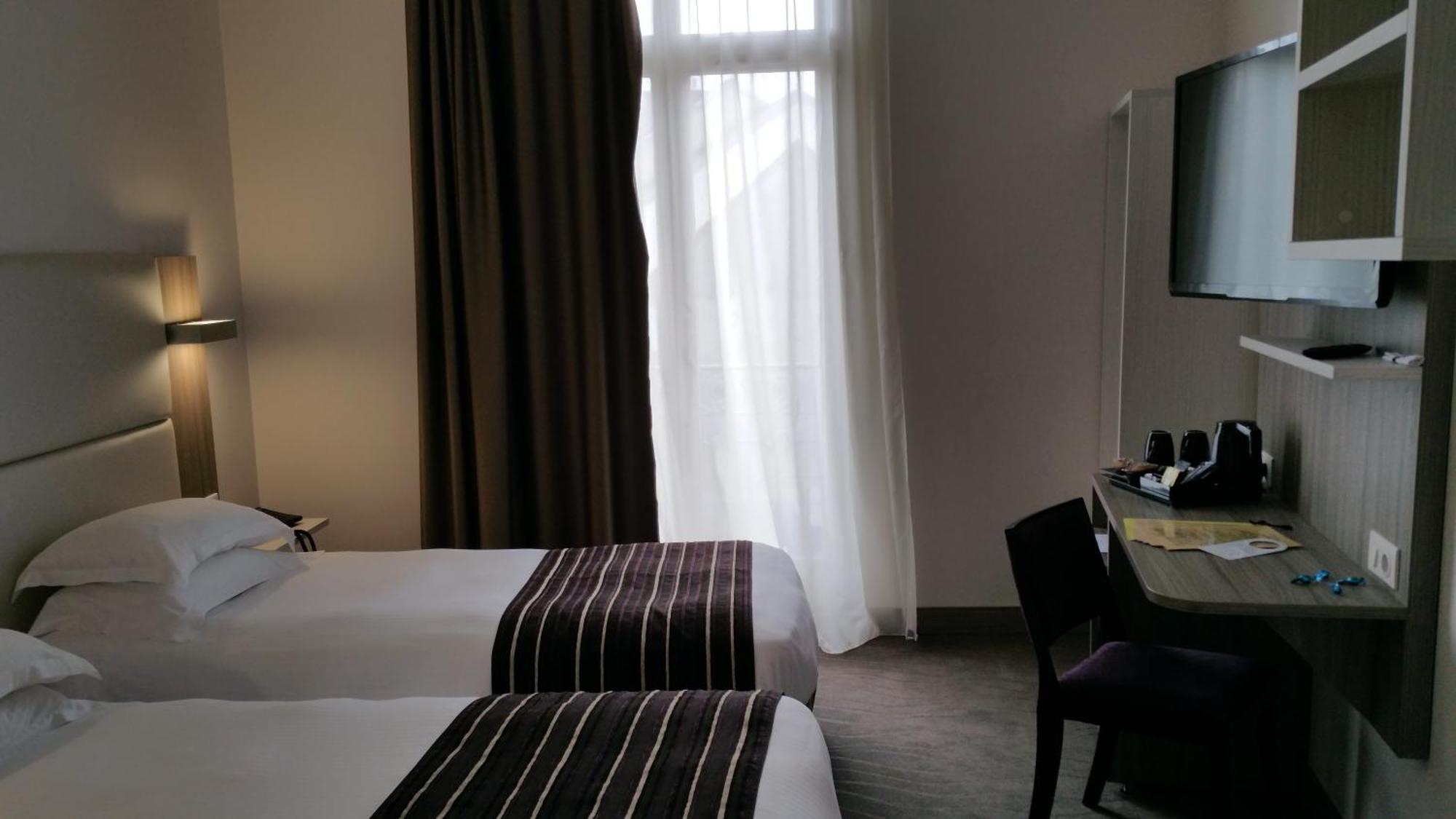 Brit Hotel De Grignan Vichy Bagian luar foto