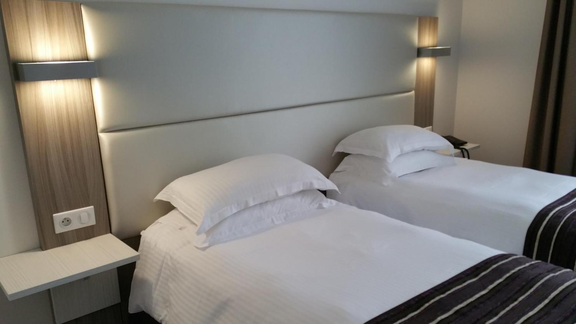 Brit Hotel De Grignan Vichy Bagian luar foto