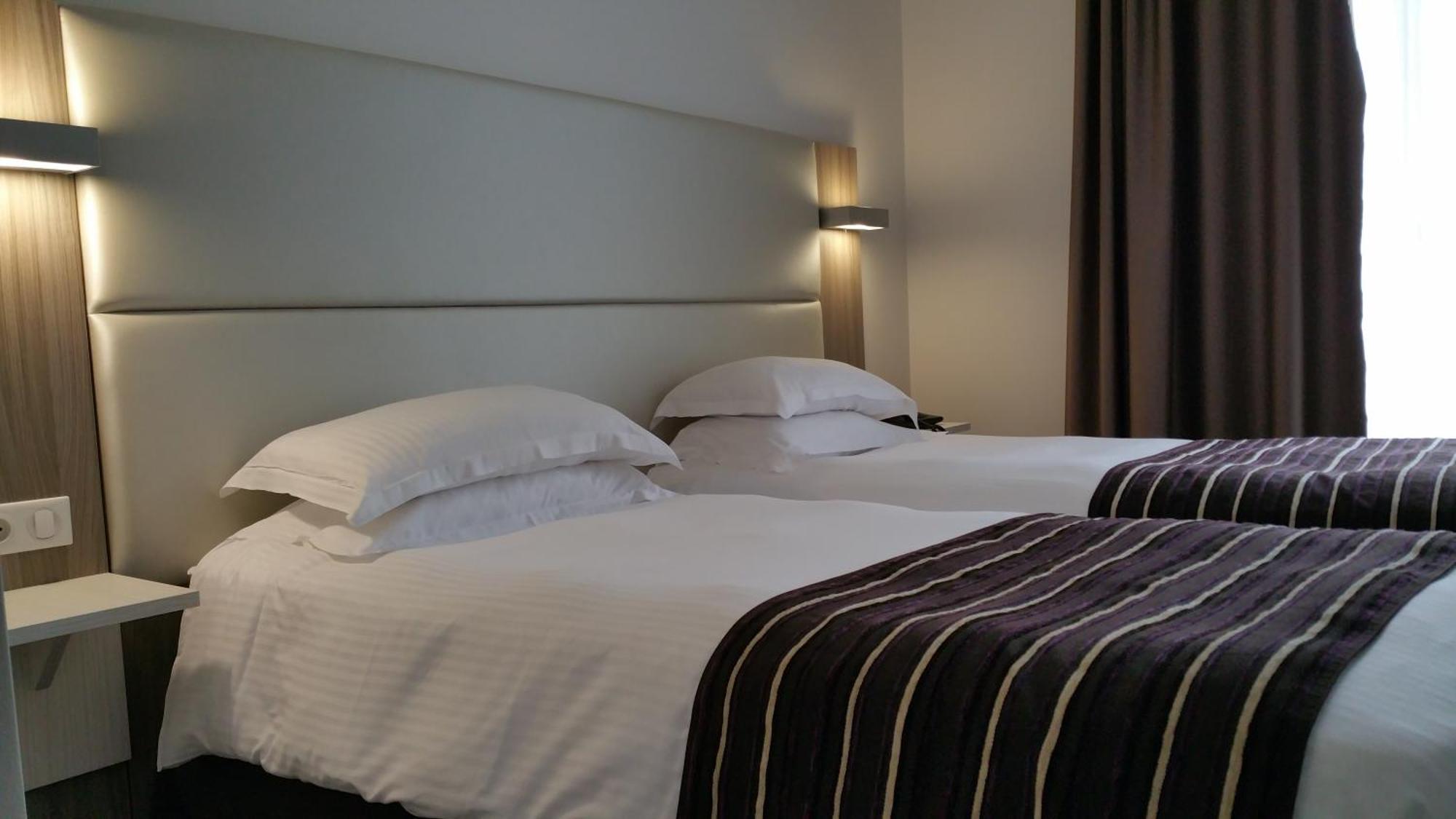Brit Hotel De Grignan Vichy Bagian luar foto