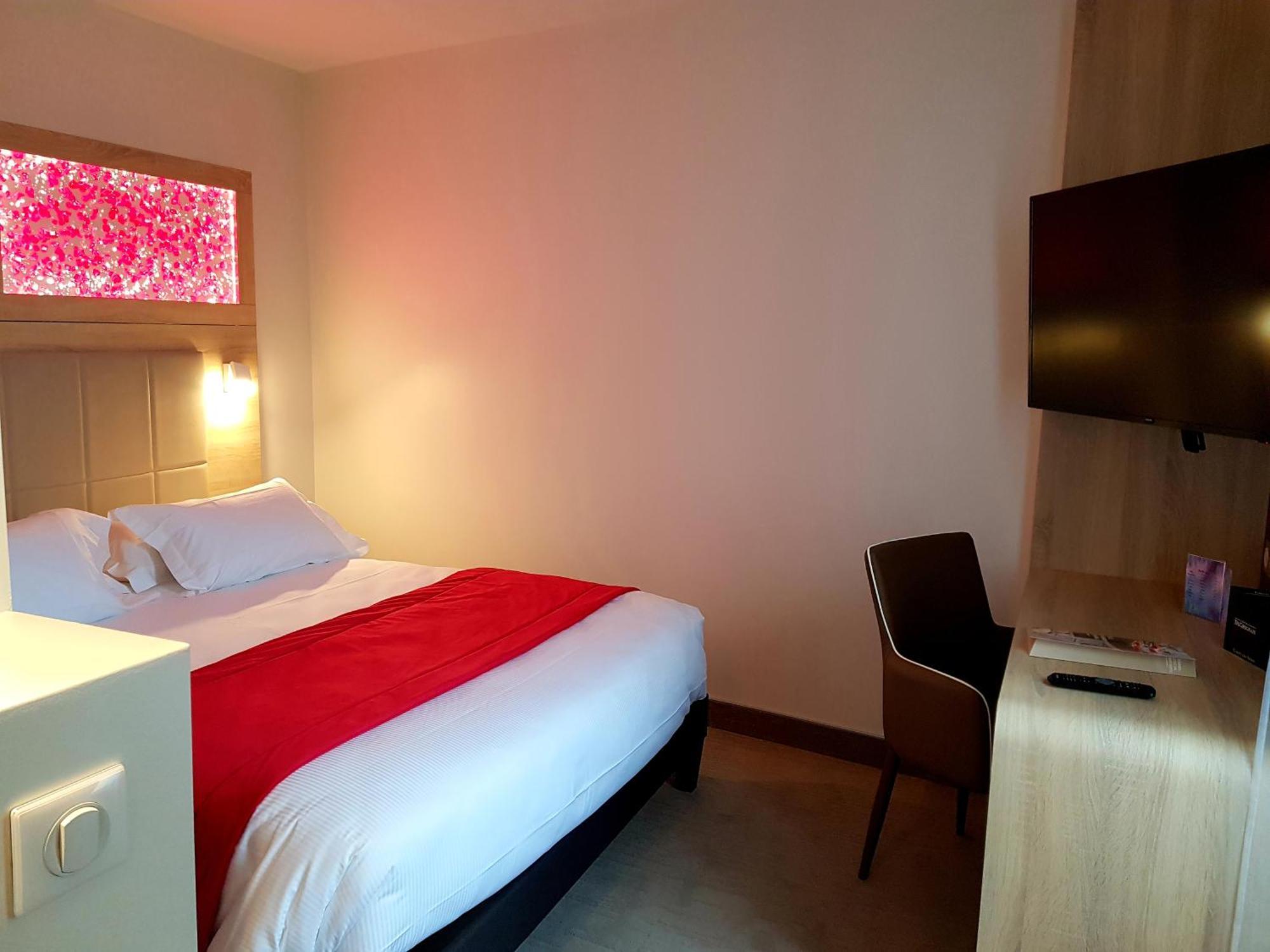 Brit Hotel De Grignan Vichy Bagian luar foto