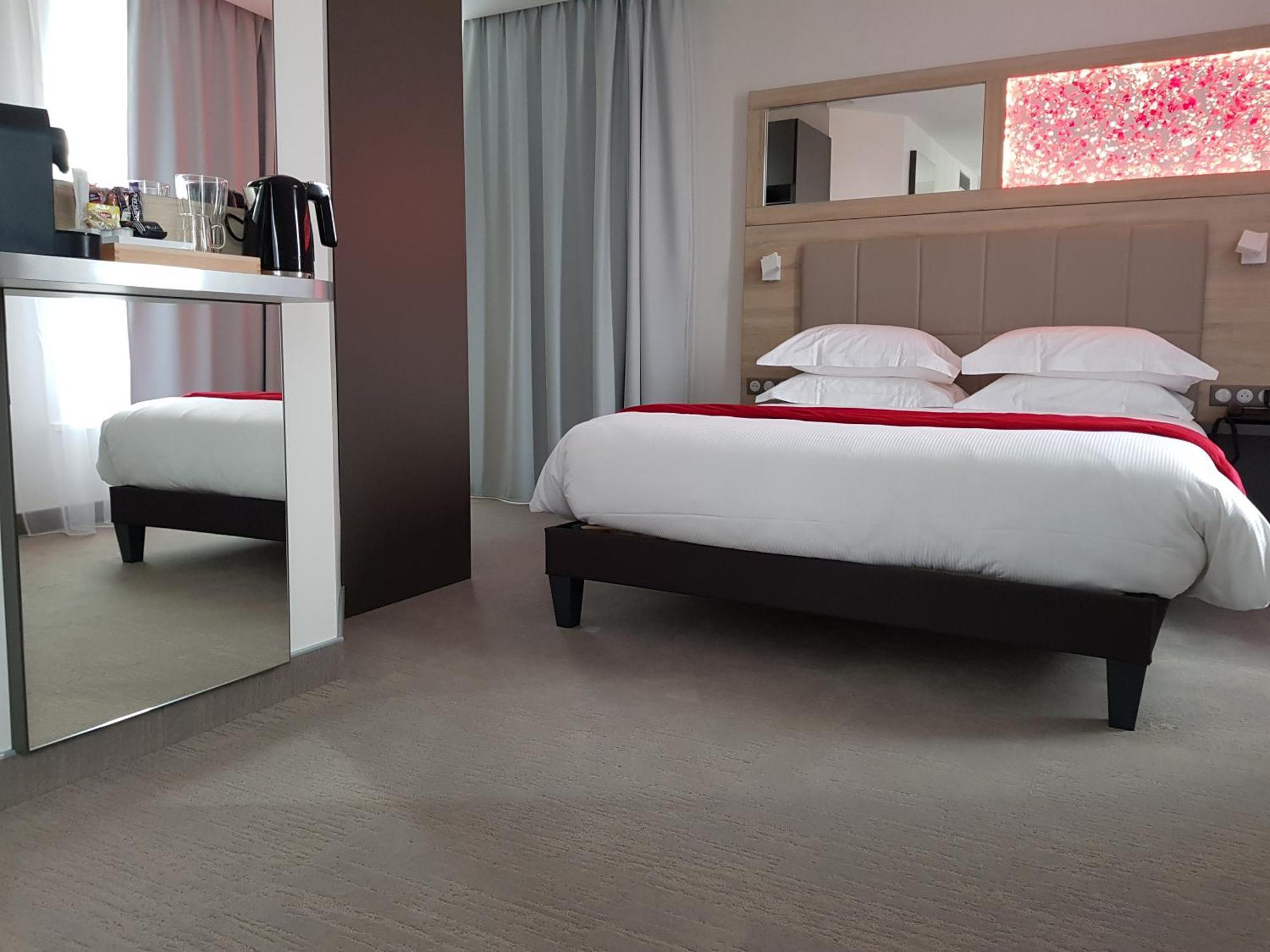 Brit Hotel De Grignan Vichy Bagian luar foto