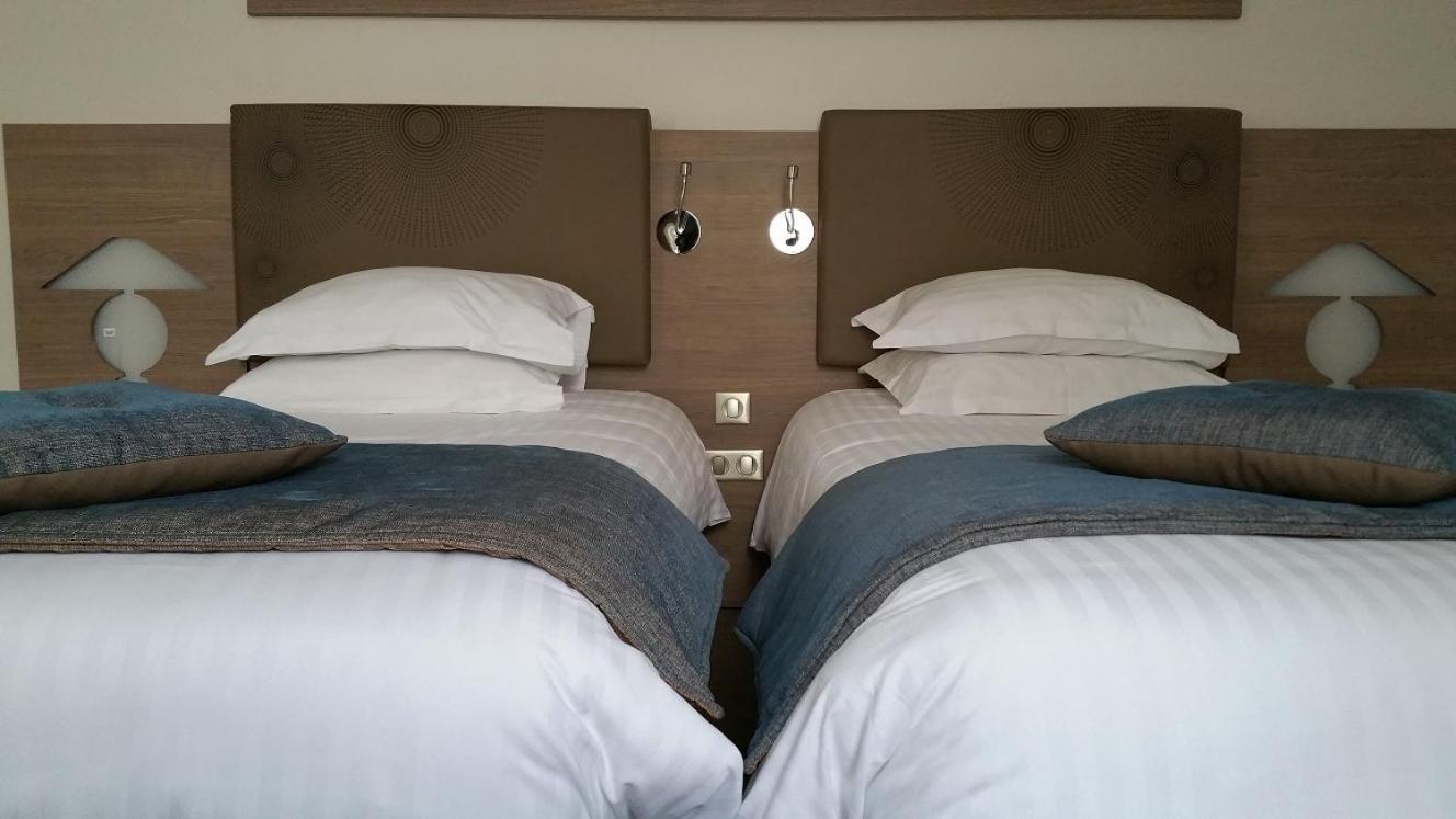 Brit Hotel De Grignan Vichy Bagian luar foto