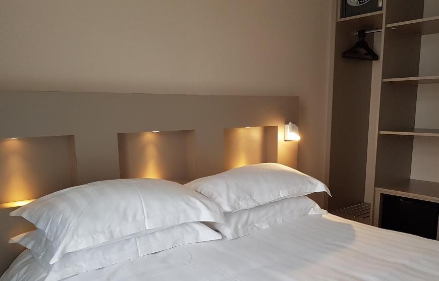 Brit Hotel De Grignan Vichy Bagian luar foto