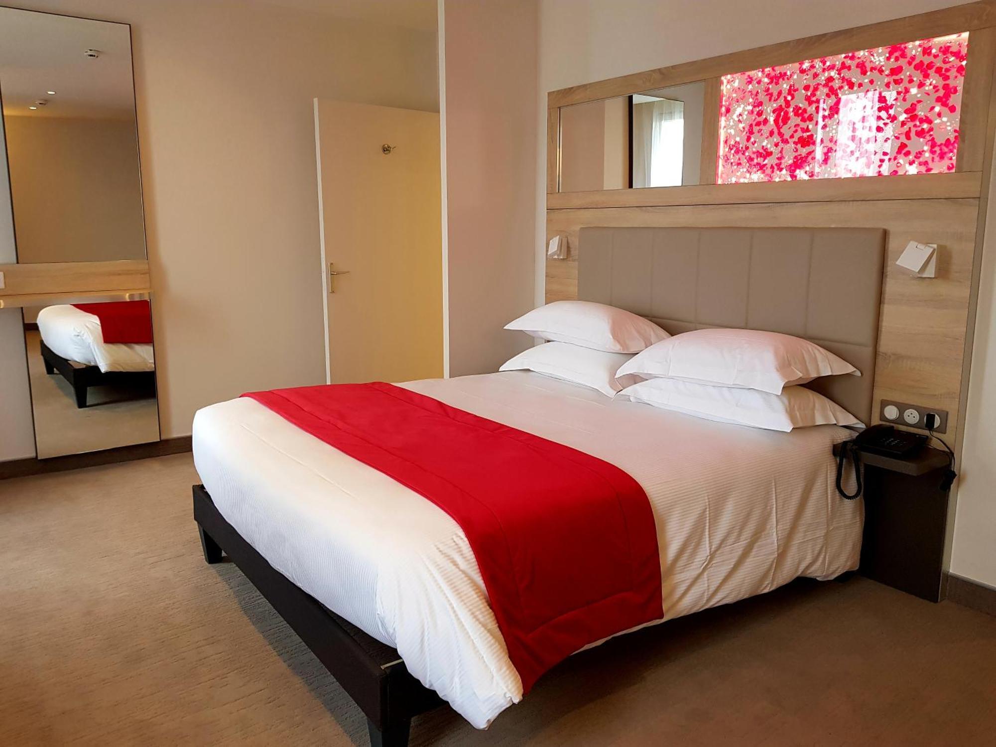 Brit Hotel De Grignan Vichy Bagian luar foto