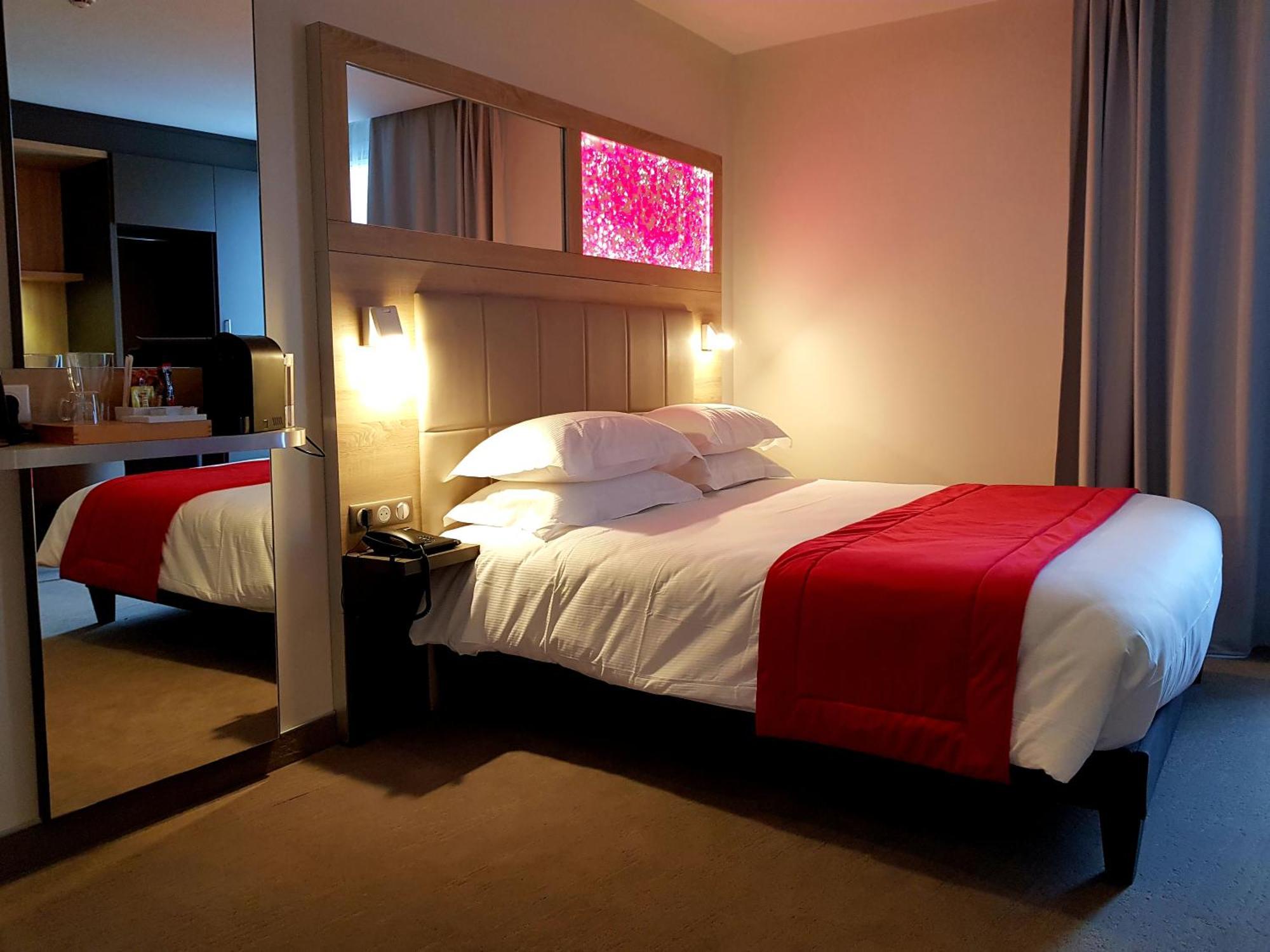 Brit Hotel De Grignan Vichy Bagian luar foto