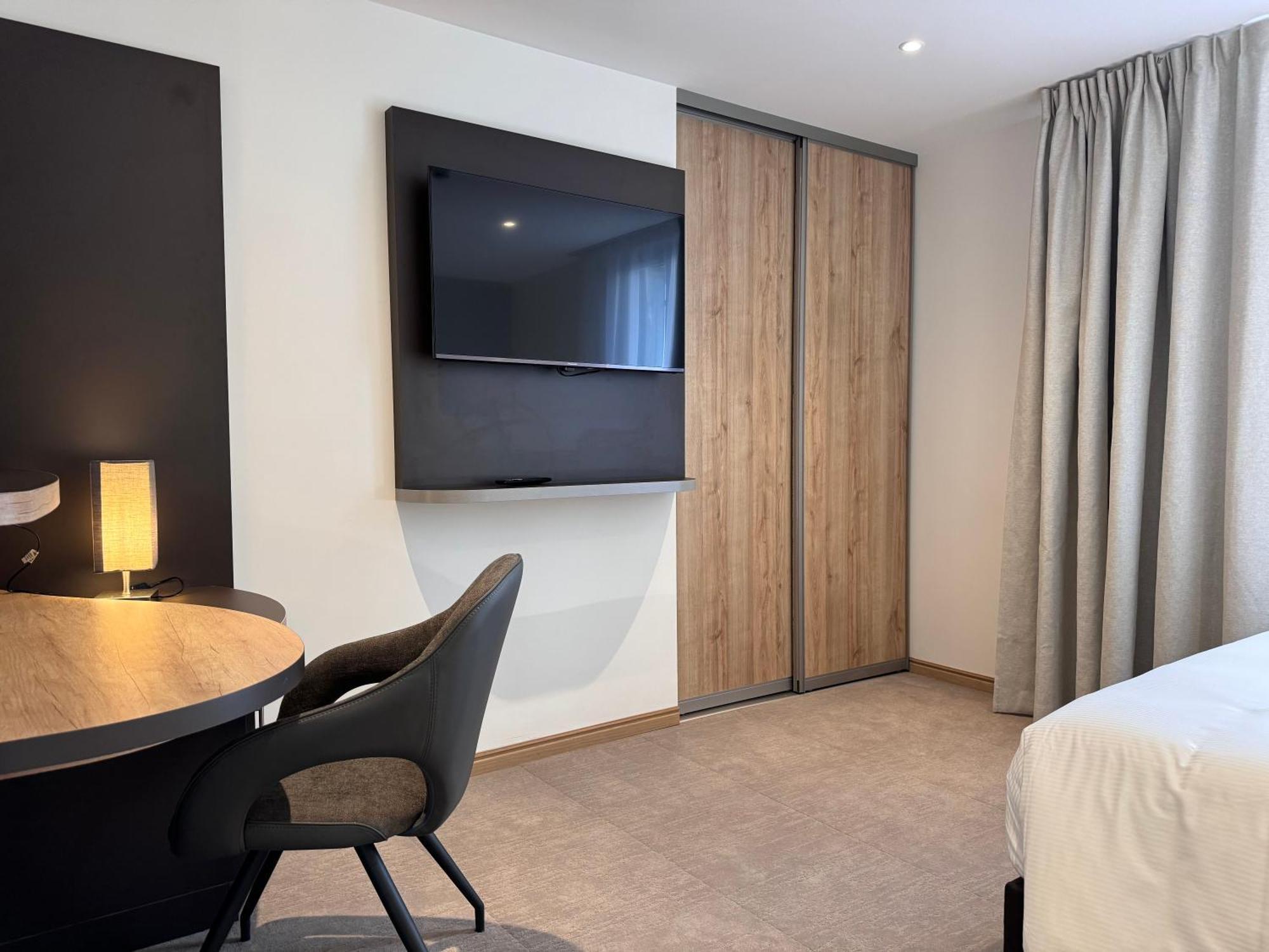 Brit Hotel De Grignan Vichy Bagian luar foto