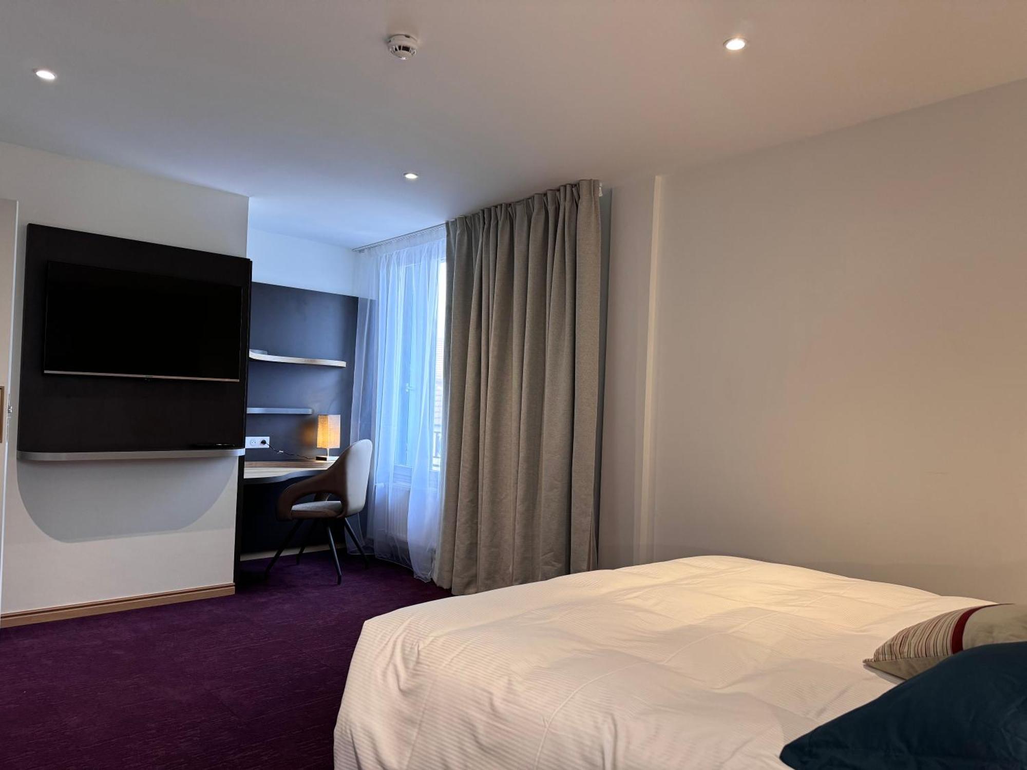 Brit Hotel De Grignan Vichy Bagian luar foto