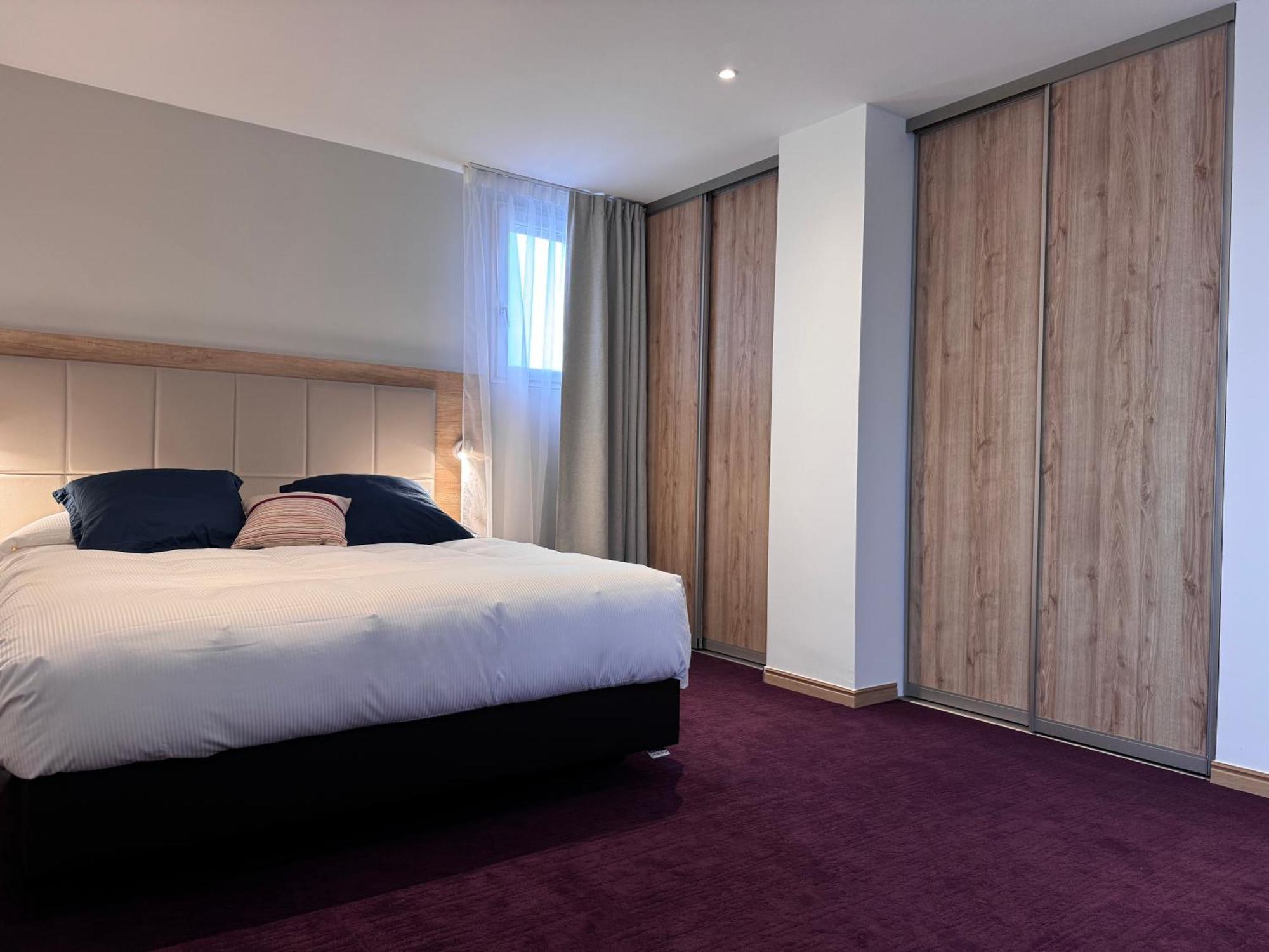 Brit Hotel De Grignan Vichy Bagian luar foto