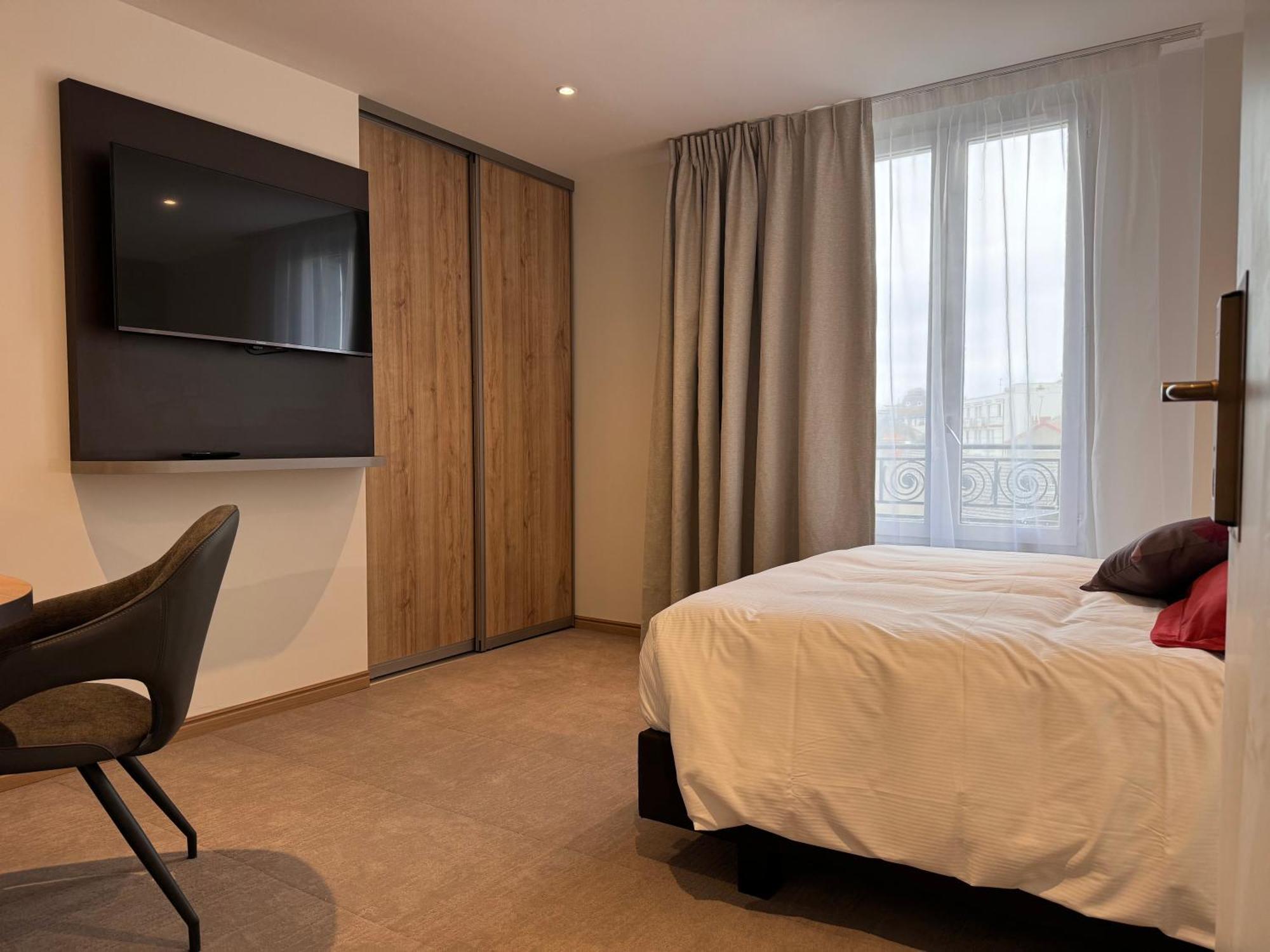 Brit Hotel De Grignan Vichy Bagian luar foto