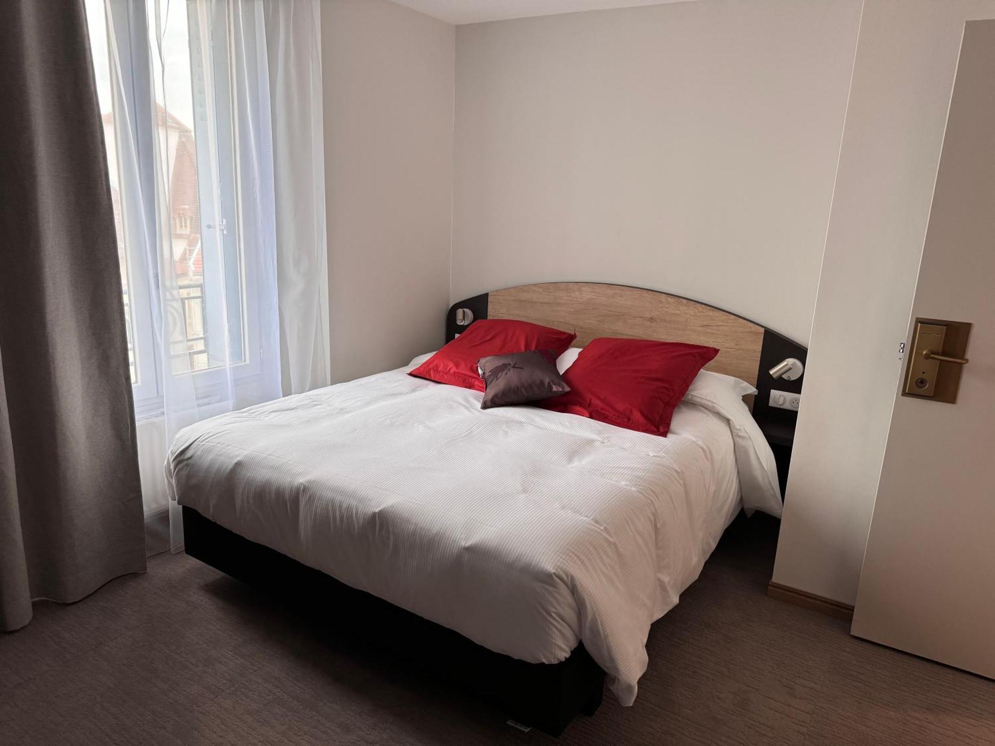 Brit Hotel De Grignan Vichy Bagian luar foto