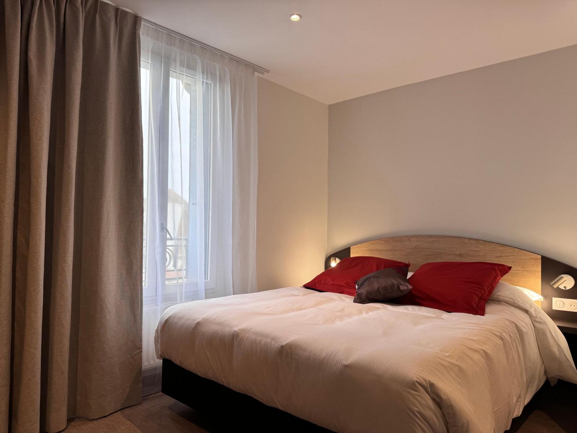 Brit Hotel De Grignan Vichy Bagian luar foto