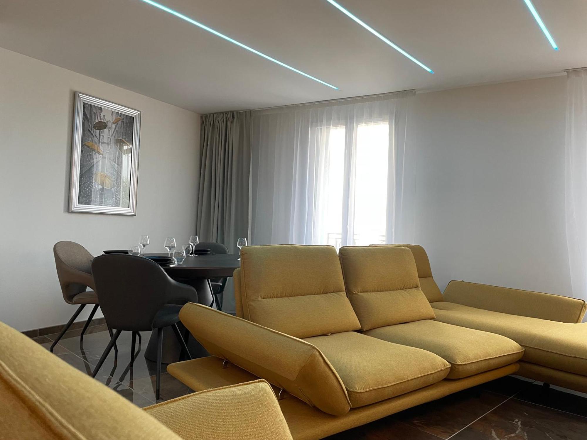 Brit Hotel De Grignan Vichy Bagian luar foto