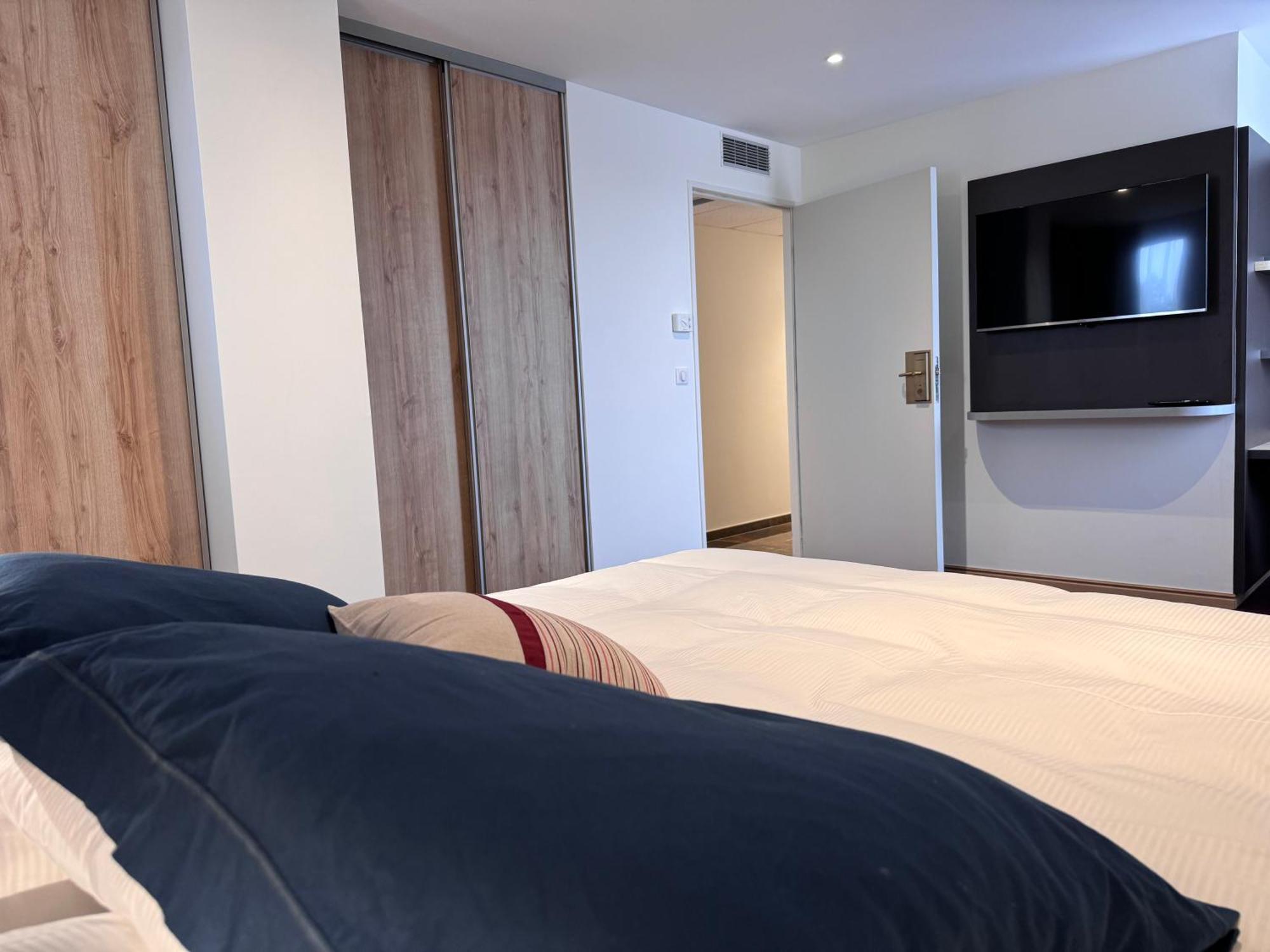 Brit Hotel De Grignan Vichy Bagian luar foto