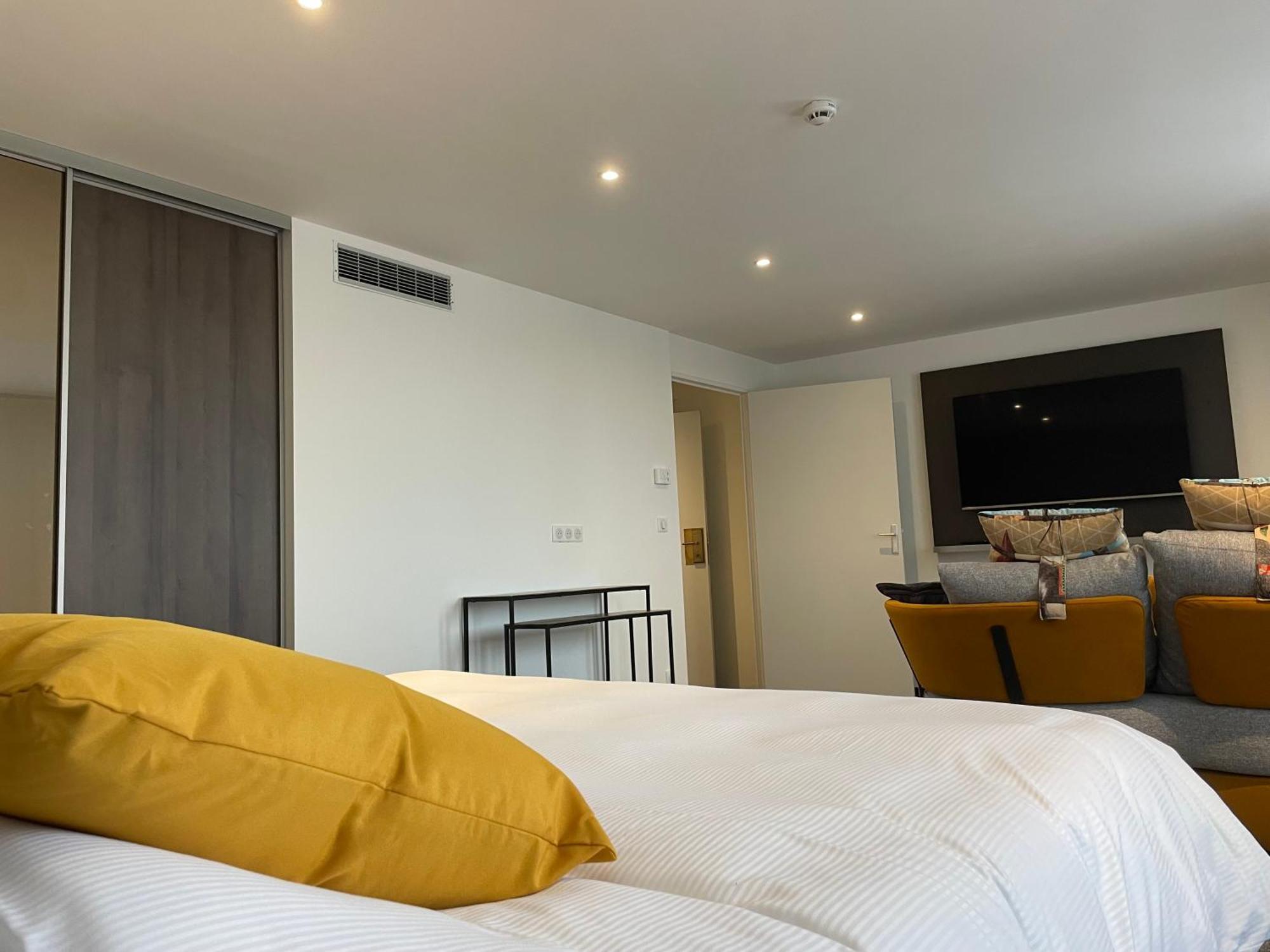 Brit Hotel De Grignan Vichy Bagian luar foto