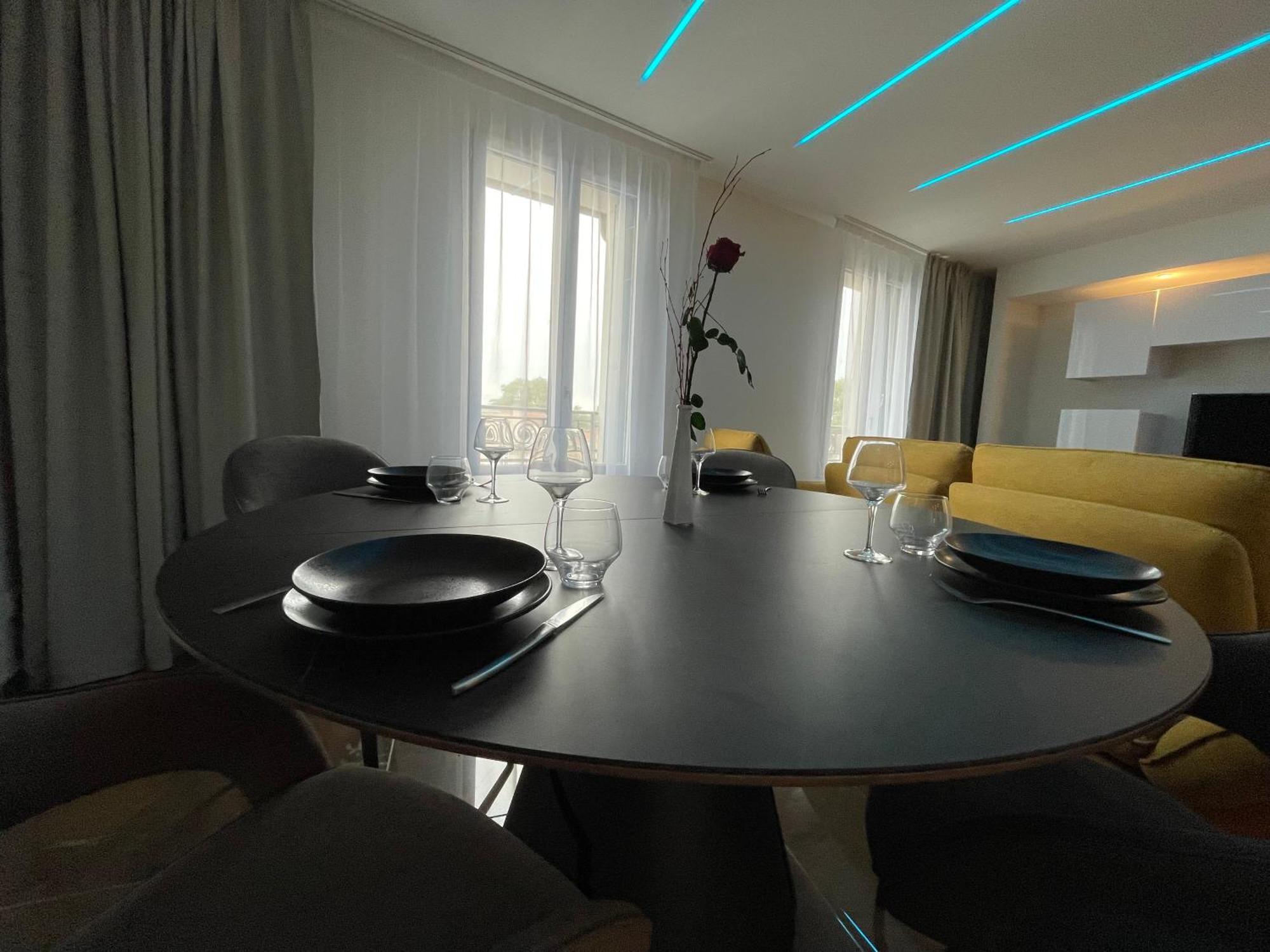 Brit Hotel De Grignan Vichy Bagian luar foto
