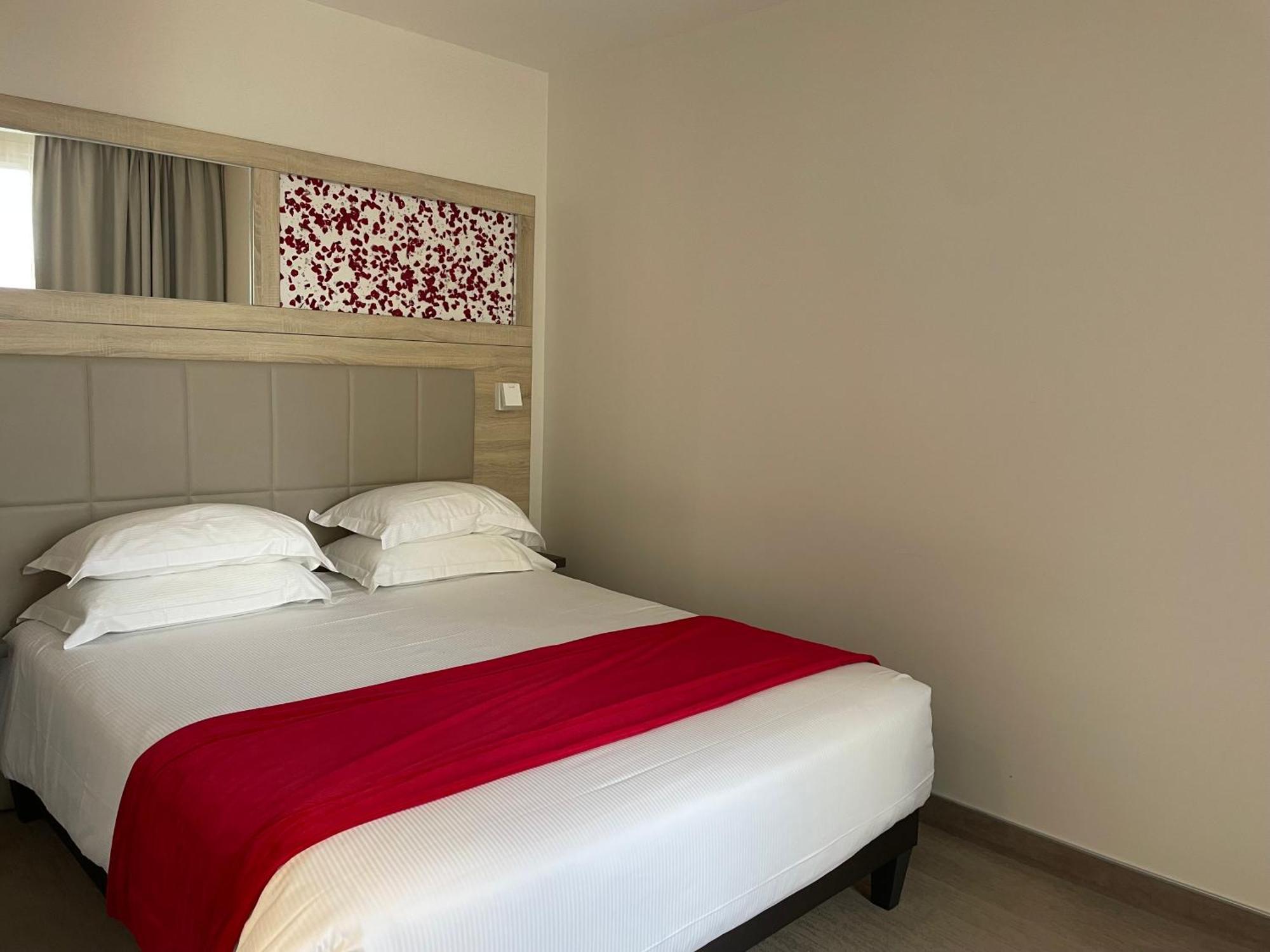 Brit Hotel De Grignan Vichy Bagian luar foto