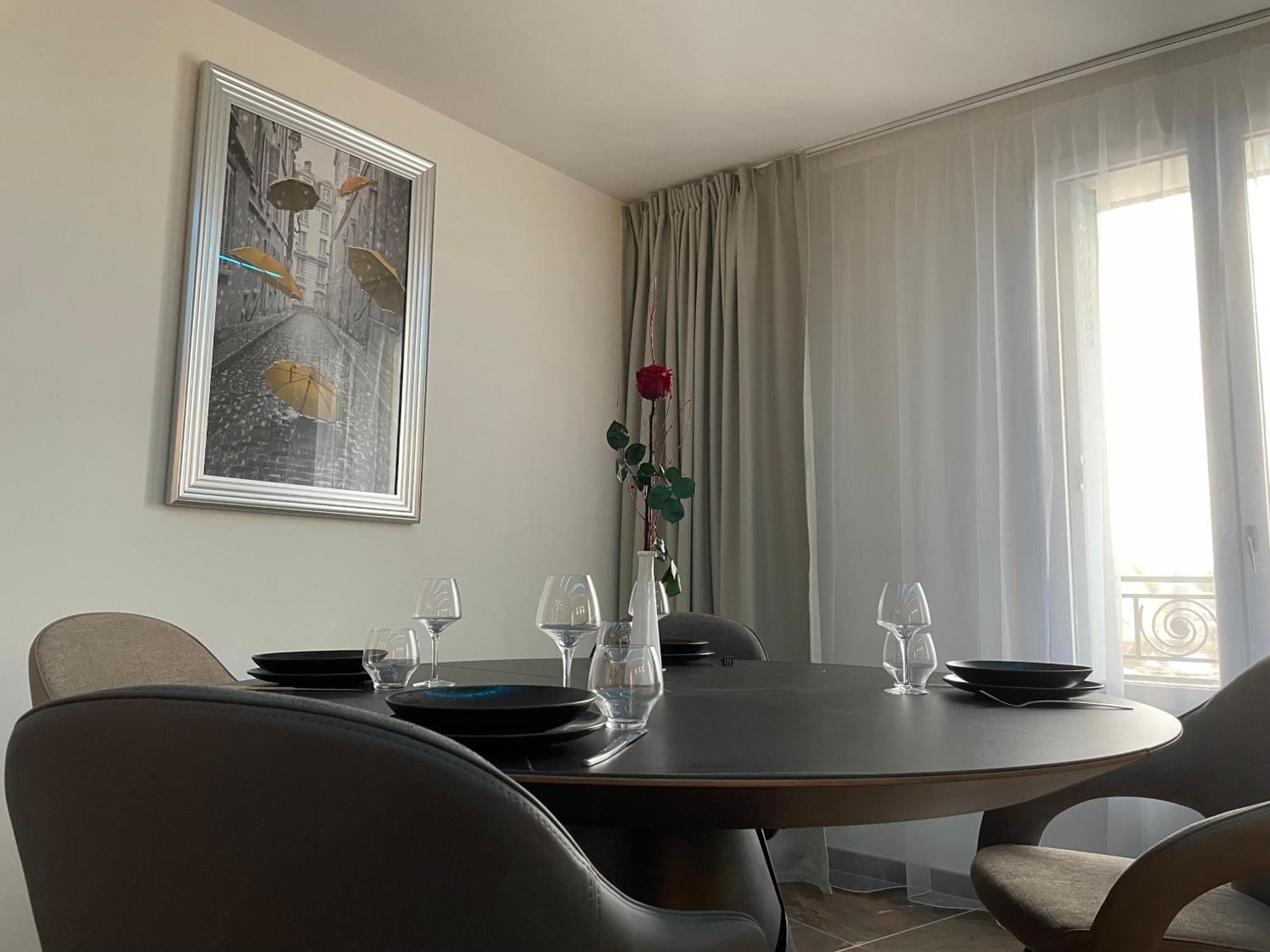 Brit Hotel De Grignan Vichy Bagian luar foto