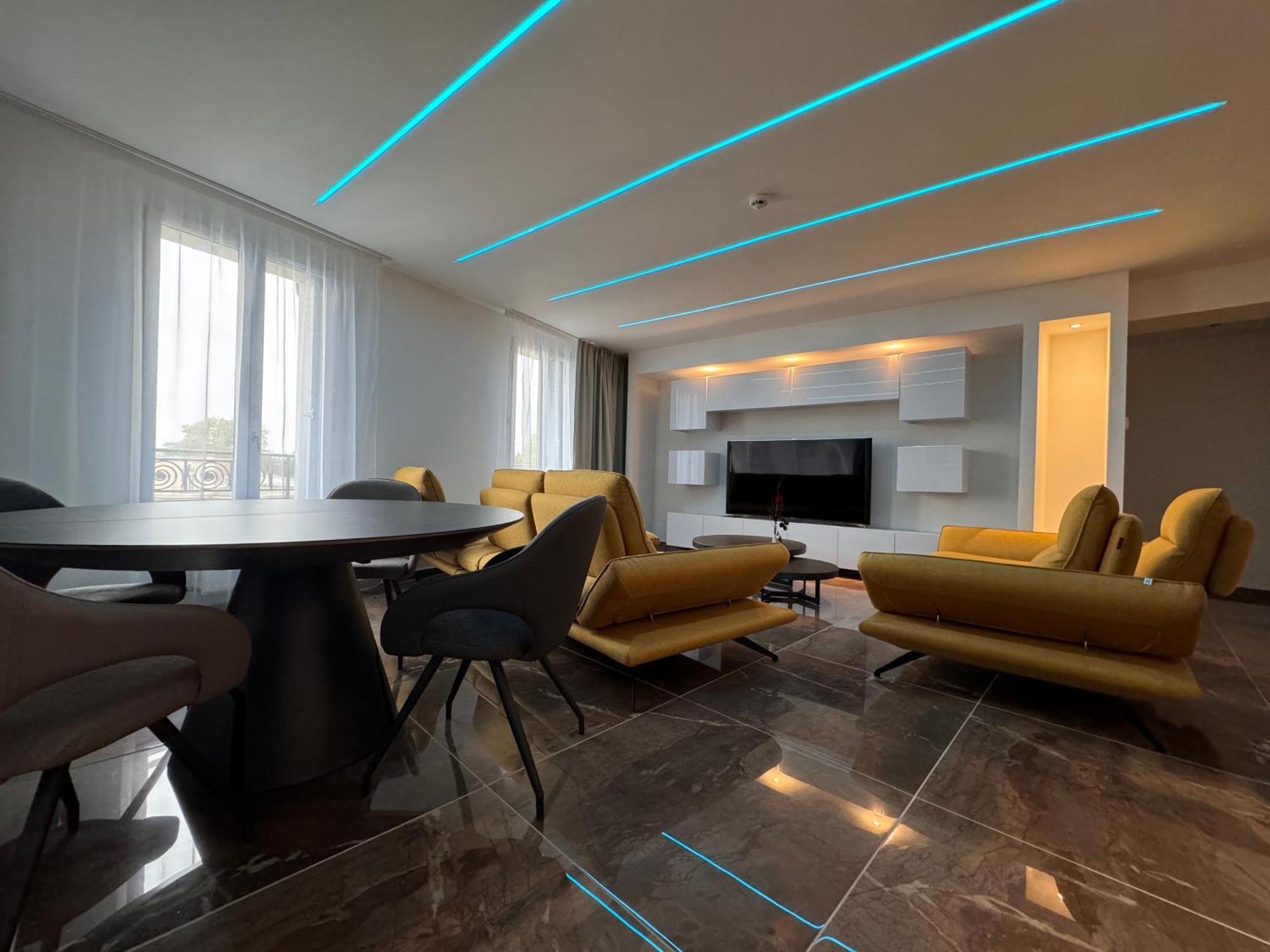 Brit Hotel De Grignan Vichy Bagian luar foto
