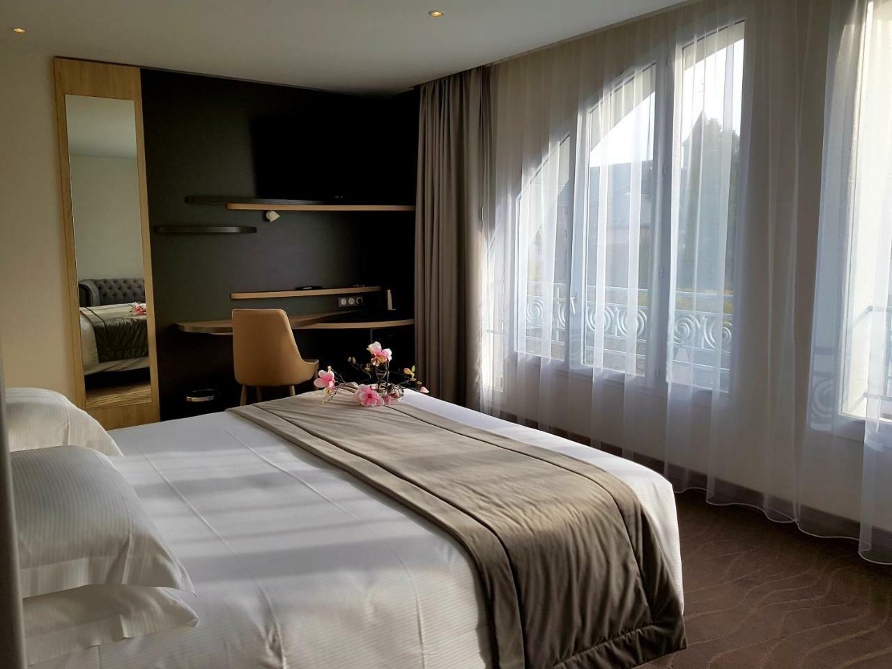 Brit Hotel De Grignan Vichy Bagian luar foto